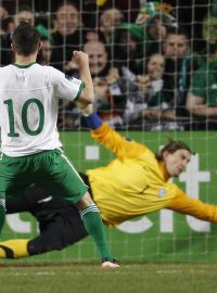 Irský fotbalista Robbie Keane střílí jednu ze svých dvou branek do sítě Estonska