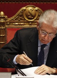 Nový italský premiér Mario Monti během jednání senátu