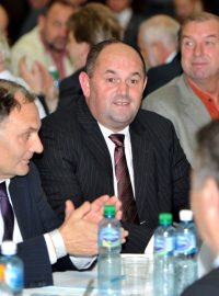 Miroslav Pelta (uprostřed) byl zvolen novým předsedou Fotbalové asociace České republiky
