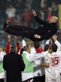 Čeští fotbalisté oslavují s trenérem Michalem Bílkem postup na EURO 2012