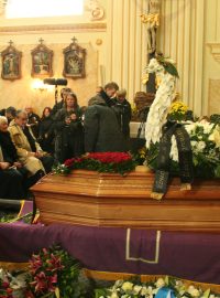 Pohřeb Ivana Martina Jirouse v Kostelním Vydří