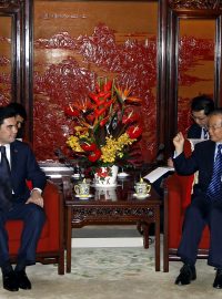 Prezident Turkmenistánu Gurbanguli Berdymuhamedov a čínský premiér Wen Ťia-pao během oficiální návštěvyí