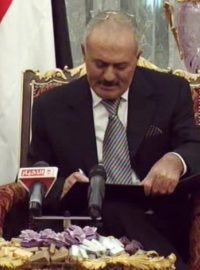 Jemenský prezident Alí Abdalláh Sálih podepisuje dohodu o předání moci