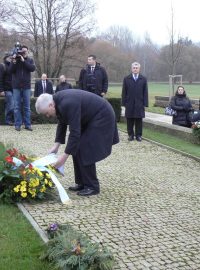 Bavorský premiér Horst Seehofer položil věnec v Lidicích