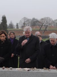 Bavorský premiér Horst Seehofer uctil v Terezíně památku obětí