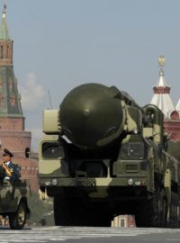Ruská mezikontinentální balistická raketa Topol-M při vojenské přehlídce na Rudém náměstí v Moskvě