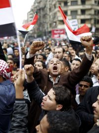 Protestující na káhirském náměstí Tahrír v Egyptě