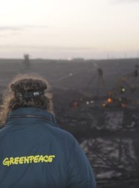 Aktivisté Greenpeace obsadili skrývkové rypadlo v hnědouhelném dole ČSA u Litvínova