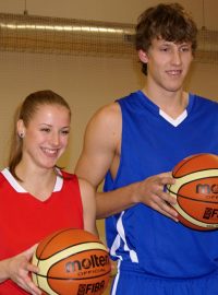 Patroni českého mládežnického basketbatbalu Kateřina Elhotová a Jan Veselý