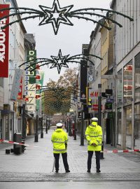 Policisté hlídají vylidněné centrum Koblenze