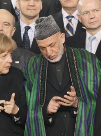 Německá kancléřka Angela Merkelová, afghánský prezident Hamíd Karzáí a německý ministr zahraničí Guido Westerwelle na konferenci o budoucnosti Afghánistánu v Bonnu