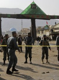 Afghánští vojáci hlídkují po atentátu u šiítské mešity v centru Kábulu