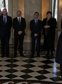 Nový belgický premiér Elio Di Rupo skládá přísahu věrnosti ústavě a králi Albertovi II.