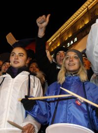 Příznivci prokremelských hnutí obsadili moskevské Triumfální náměstí.