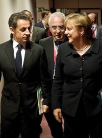 Nicolas Sarkozy a Angela Merkelová přicházejí na pracovní večeři v rámci summitu EU.
