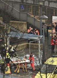 Záchranáři evakuují zraněné v centru Lutychu, kde dva muži zaútočili výbušninami