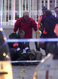 Policisté a experti obklopují tělo mrtvého útočníka v centru Lutychu