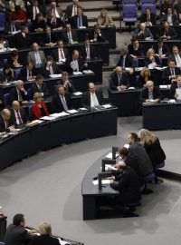 Merkelová promlouvá před poslanci Spolkového sněmu