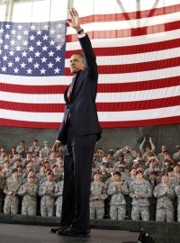 Barack Obama a jeho manželka Michelle na vojenské základně Fort Bragg