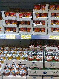 jogurty, mléčné výrobky v prodejně
