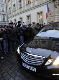 Pohřební vůz s rakví 1. českého prezidenta