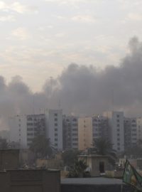 Nad centrem Bagdádu stoupá po sérii výbuchů dým