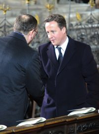 Britský předseda vlády David Cameron si podává ruku s premiérem Petrem Nečasem
