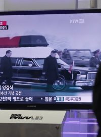 Pohřeb sledovaly Jihokorejci na nádraží v Soulu prostřednictvím televizního přenosu
