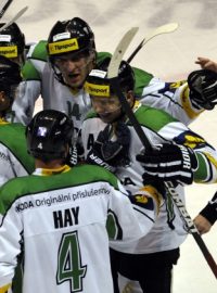 Hokejisté Mladé Boleslavi se radují z vítězného gólu v Pardubicích