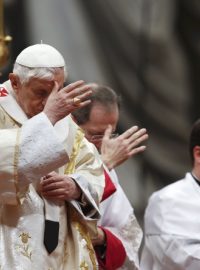 Papež Benedikt XVI. při novoroční mši v bazilice svatého Petra ve Vatikánu