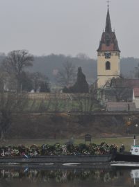 Loď s květinami pro Havla proplouvala 1. ledna kolem Velkých Žernosek na Litoměřicku