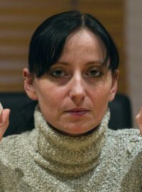 Alexandra Blachereová zastupující poškozené ženy ukazuje silikonové prsní implantáty