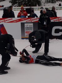 Vyčerpaný Dario Cologna v cíli sedmé etapy Tour de Ski z Cortiny do Toblachu