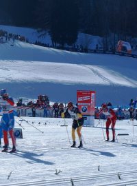 Lukáš Bauer (č. 8) bojuje o vedení v závodě na 20 km ve Val di Fiemme