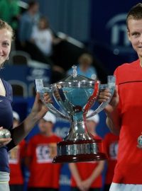 Vítězové Hopman Cupu Petra Kvitová a Tomáš Berdych s trofejí