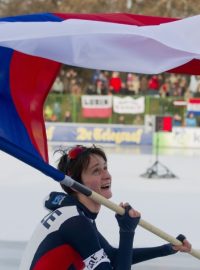 Vyčerpaná Martina Sáblíková s českou vlajkou