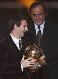 Lionel Messi si právě převzal od Ronalda (vpravo) Zlatý míč pro nejlepšího fotbalistu roku 2011