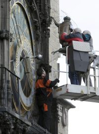 Restaurátoři sundali ze Staroměstského orloje první čtyři sochy určené k opravě