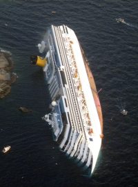 Vrak luxusní lodi Costa Concordia, která ztroskotala v pátek v noci u ostrova Giglio