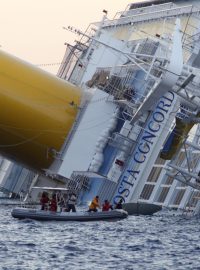 Záchranáři pokračují v prohledávání vraku ztroskotané lodi