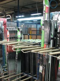Hotové lyže v továrně