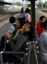 Cestující čekají na vlak v indonéské Jakartě