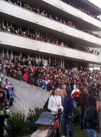 Hlavní tribuna Velké pardubické