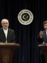 Iránský ministr zahraniční Ali Akbar Salehi a turecký ministr zahraničí Ahmet Davutoglu