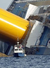 Policejní člun proplouvá kolem havarované lodi Costa Concordia