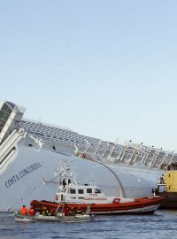 Mořská plošina s jeřábem při stabilizaci ztroskotané lodi Costa Concordia