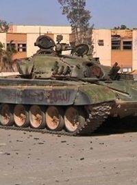 Poškozený tank v Baní Valídu po útoku Kaddáfího stoupenců