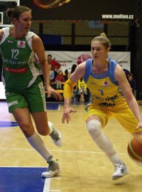 Edita Šujanová (vlevo) z Györu brání Lindsay Whalenovou z USK Praha