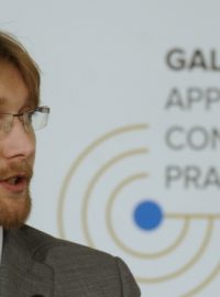 Ministr dopravy Pavel Dobeš podepsal smlouvu o přesunutí sídla centrály systému Galileo do Prahy