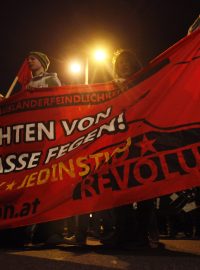 Protestující nesou transparent v průběhu demonstrace proti buršáckému plesu ve vídeňském Hofburgu